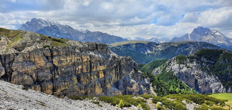 Panorama mozzafiato delle gole venete, simili al Grand Canyon, durante un'escursione suggestiva.