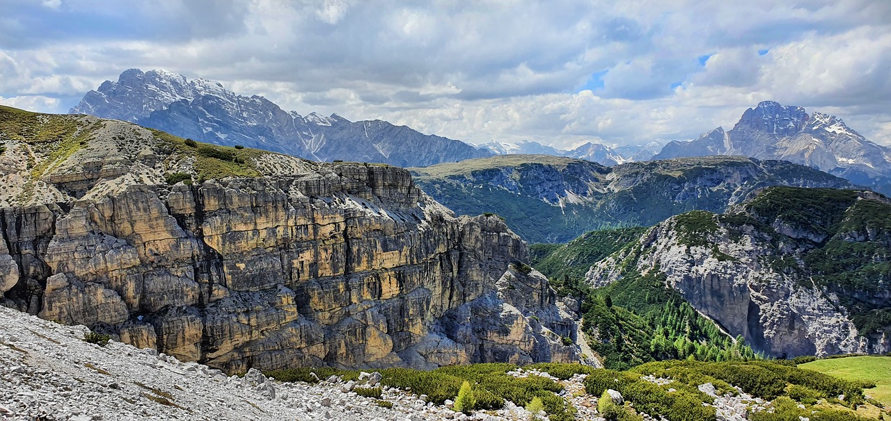 Panorama mozzafiato delle gole venete, simili al Grand Canyon, durante un'escursione suggestiva.