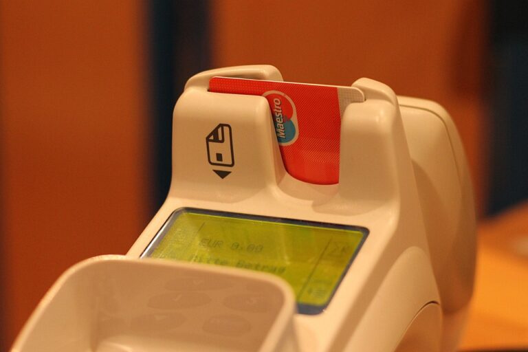 Immagine di una Carta Acquisti con dettagli su ricarica bimestrale e negozi convenzionati.