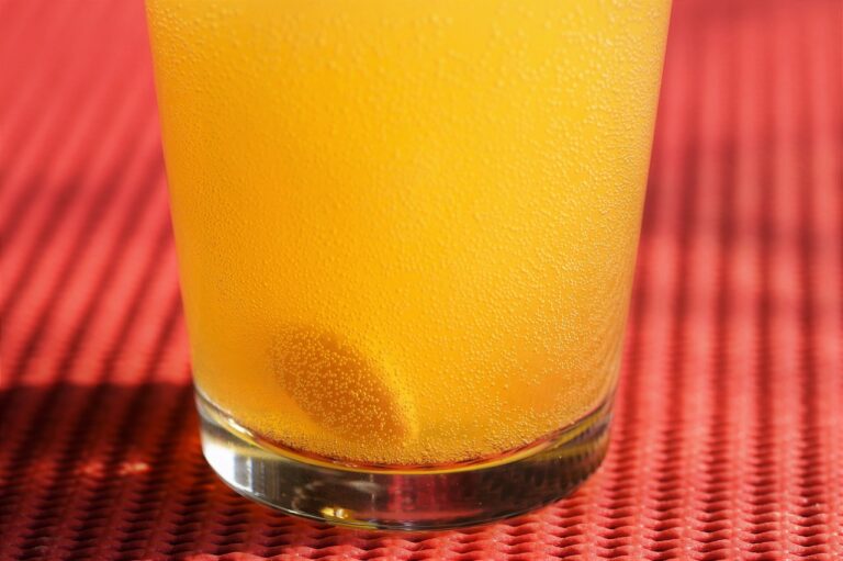 Donna stanca al computer, rappresenta la carenza di vitamina D che causa stanchezza.