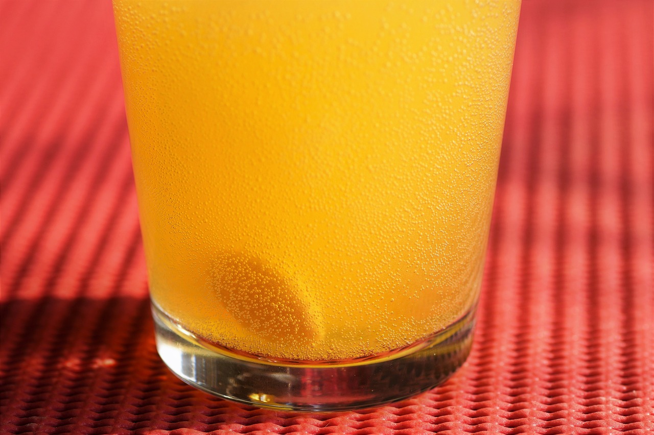 Donna stanca al computer, rappresenta la carenza di vitamina D che causa stanchezza.