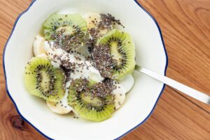 Semi di chia sparsi su un yogurt cremoso, un'idea sana per una colazione energetica.