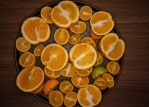 Frutto ricco di vitamina C, superiore all'arancia, su sfondo naturale.