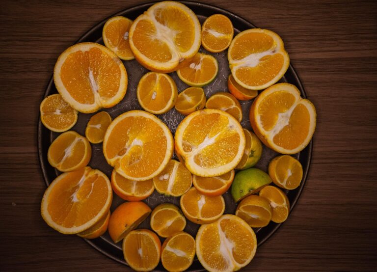 Frutto ricco di vitamina C, superiore all'arancia, su sfondo naturale.