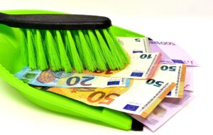 Colf e badanti al lavoro in un ambiente domestico, simbolo dei nuovi minimi retributivi.