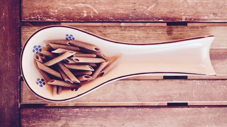 Immagine di un piatto di cereali integrali come alternativa alla pasta per ridurre la glicemia.