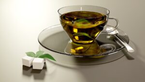 Immagine di una tazza di tè verde con simboli di avvertimento sullo sfondo, rappresentando i rischi per il fegato.
