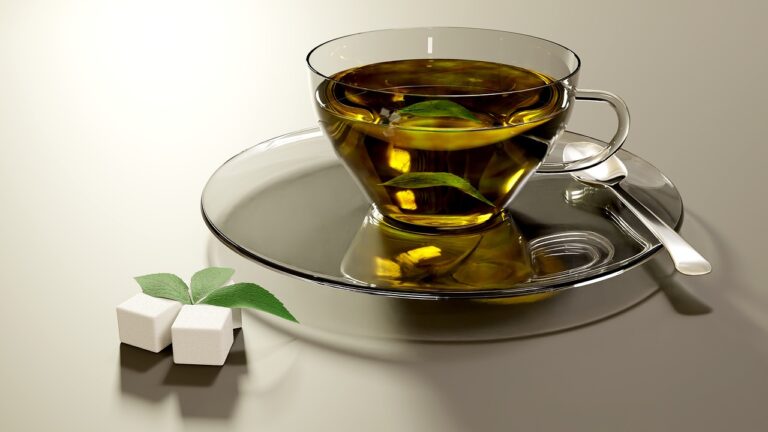 Immagine di una tazza di tè verde con simboli di avvertimento sullo sfondo, rappresentando i rischi per il fegato.