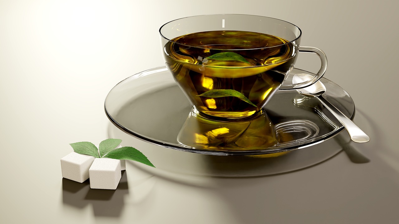 Immagine di una tazza di tè verde con simboli di avvertimento sullo sfondo, rappresentando i rischi per il fegato.
